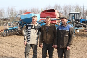 У гэтыя красавіцкія дні земляробы ААТ «Сінягорскае»
 шчыруюць на палетках, стараючыся па-гаспадарску 
выкарыстаць спрыяльныя ўмовы надвор’я