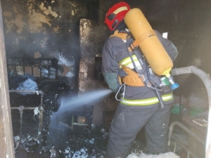 <p>На пожаре в Сенненском районе работники МЧС спасли хозяина-пенсионера</p>