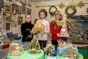 Ученицы Белицкой детского сада – средней школы Сенненского района Дарья Волчкова и Инна Кукушкина стали победителями областного этапа республиканского конкурса-выставки «Лед. Цветы. Фантазия» в номинации «Флористическая корона».