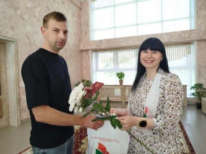 Сегодня в Международный день защиты детей в отделе загс Сенненского райисполкома прошла торжественная регистрация рождения дочери в семье Максима и Татьяны Архиповых