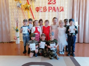 <p>Юные сенненцы поздравили своих пап с праздником</p>