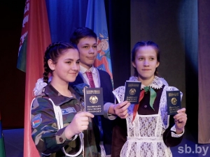 Паспорт на день рождения. В Витебской филармонии председатель облисполкома Николай Шерстнев вручил главный документ юным гражданам 