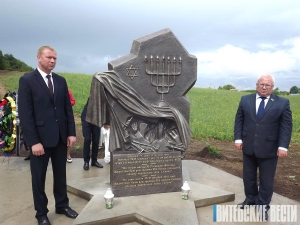В предместье Сенно открыт памятный знак «Боль» жертвам гетто, действовавшего в райцентре во время Великой Отечественной войны с сентября по декабрь 1941 года.