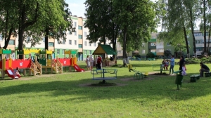 У жылых мікрараёнах райцэнтра абсталявана каля 24 дзіцячых гульнявых пляцовак, якія абслугоўваюцца Сенненскім РУП ЖКГ