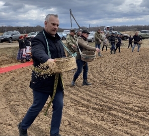 Пачатак веснавой сяўбы “ЗАСЕЎКІ” прайшоў на полі сельскагападарчага прадпрыемства саўгаса імя Машэрава
