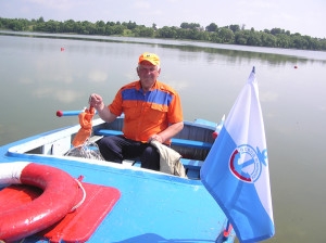 ПАД КУСТОМ, НА БЕРАЗЕ ВОЗЕРА