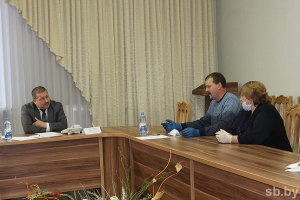 <p>Анатолий Линевич изучил проблемы жителей Сенненского района</p>
