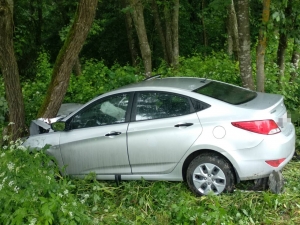 Под Сенно Hyundai вылетел в кювет и врезался в дерево