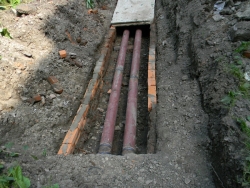 РУП ЖКГ працягвае работы па ўдасканаленні цеплатрас. Цяпер вядуцца работы па замене цеплатарсы ў аграгарадку Багданава<br />