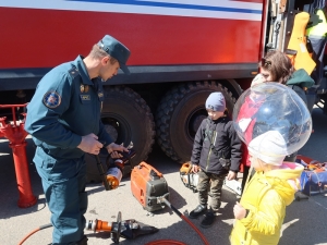 Работники районного отдела по чрезвычайным ситуациям развернули интерактивную площадку «МЧС–ЛЭНД» в парке 40–летия Победы, ведь чаще всего именно там можно встретить родителей с детьми