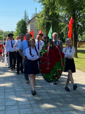 Торжественное мероприятие, посвященное празднованию освобождения
Сенненского и бывшего Богушевского районов, стартовало автопробегом "За
мирную и единую Беларусь" по маршруту Сенно-Синегорская-Богушевск