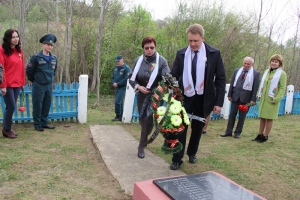 <p>Накануне Дня Победы в Сенно открыли памятную табличку и возложили венки, цветы к памятнику жертвам фашизма на братской могиле в районе улицы Алеся Жаврука</p>