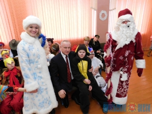 В рамках акции «Наши дети» председатель облисполкома Николай Шерстнёв посетил Сенненскую школу-интернат для детей-сирот и детей, оставшихся без попечения родителей