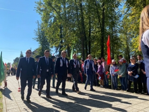 «Мы - наследники твои, страна!». Возложение цветов и венков у памятного знака «Память»