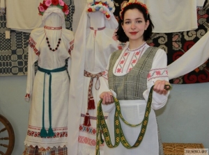 Молодой специалист Сенненского Дома ремесел Алина Цыбульская стала лицом акции «Соткем оберег района вместе»