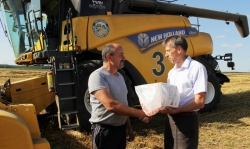 На палетках Сеннескага раёна адзін з экіпажаў, што працуе на жніве, пераўзыйшоў запаветны рубеж – намалаціў 1000 т збожжа