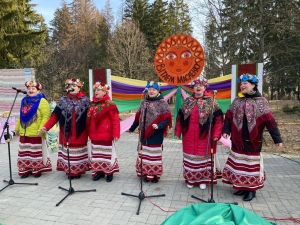 В лесопарке 40-летия Победы в Сенно отметили Масленицу