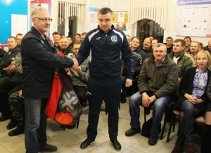 Калектыў ПС «Сянно» ўручыў ФК «Сянно» спартыўны інвентар і камплект новай формы