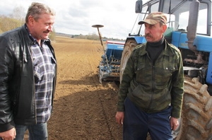 Пасяўныя работы ў ААТ “Студзёнка” пачаліся з палеткаў, што знаходзяцца ў
 раёне вёсак Раманаўка, Канстантова. “Там глебы пясчаныя, хутчэй 
падсыхаюць”, — тлумачыць галоўны аграном сельгасарганізацыі Андрэй 
Дзядушка