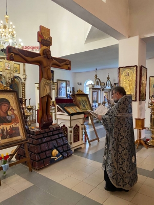 Сегодня возле храма Николая Чудотворца состоялся крестный ход в честь отправления Годенского Креста в дорогу