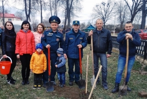 Больш за сто саджанцаў бярозы і клёна высадзілі ў парку па вуліцы Чырвонага Кастрычніка прадстаўнікі аддзела Следчага камітэта, РАНС, РАУС Сенненшчыны.