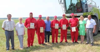 49 механізатараў сталі пераможцамі і прызёрамі абласнога спаборніцтва сярод працаўнікоў сельгаспрадпрыемстваў, задзейнічаных на вясенне-палявых работах.