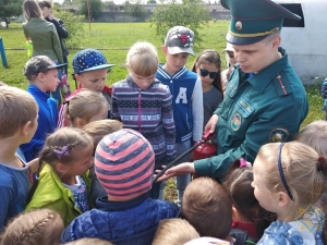 В рамках акции «Каникулы без дыма и огня» спасатели встречали гостей из пришкольного лагеря средней школы №2 города Сенно.