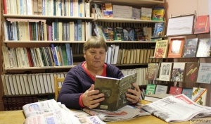 <p>Библиотекарь Лариса Погорельская уверена, что книги играют важную роль в нашей жизни</p>