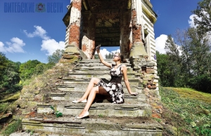 Сэлфі праз стагоддзе на лесвіцы панскага дома у маентку Беліца. Гісторыя незвычайнага здымка