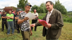 Падведзены вынікі раённага спаборніцтва на веснавых палявых работах.  Сярод сельгасарганізацый яго пераможцай стала УП “Дружбінец”<br />