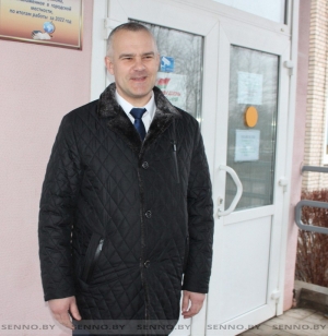 Председатель Сенненского райисполкома Олег Макаревич проголосовал на избирательном участке №2, расположенном в ГУО «Средняя школа №1 г.Сенно им.З.И.Азгура»