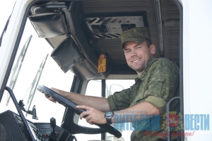 В соответствии с приказом министра обороны Беларуси 45 военнослужащих оказывают безвозмездную помощь в уборке урожая сельхозпредприятиям Сенненщины