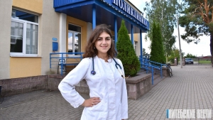 <p>Екатерина Ломова хотела стать педиатром, после окончания университета вернулась на малую родину в Богушевск</P>