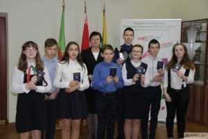 <p>Юным сенненцам вручили главный документ</p>